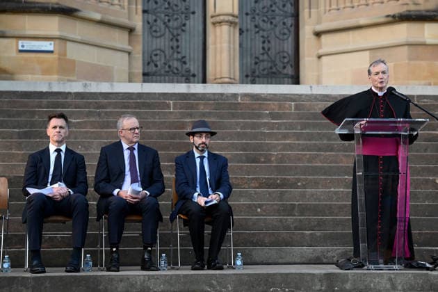News Bilder des Tages BONDI BEACH SHOOTING MEMORIAL, Archbisop of Sydney Anthony Fisher speaks as New South Wales Premier Chris Minns (left), Australian Prime Minister Anthony Albanese, and Rabbi Dr Benjamin Elton, Chief Minister of The Great Synagogue attend a memorial prayer service at St Mary s Cathedral in Sydney, Wednesday, December 17, 2025. Australia is in mourning after gunmen opened fire on Bondi Beach, killing 15 people in an attack designed to target the Jewish community. ( NO ARCHIVING Sydney New South Wales Australia  Copyright: xDANxHIMBRECHTSx 20251217167553537437