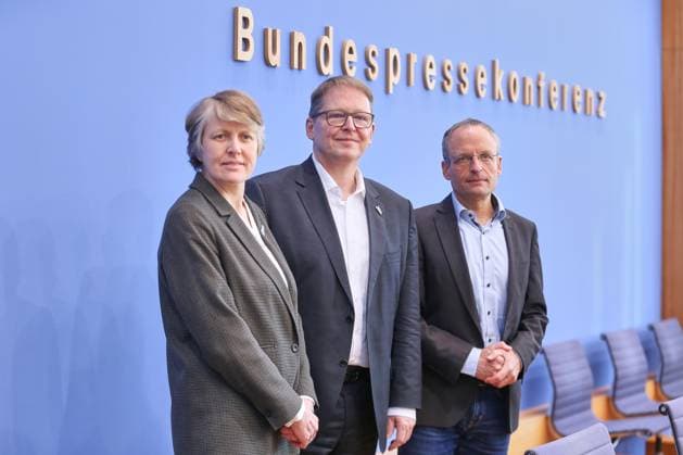 Berlin, Deutschland, 17.12.2025: Bundespressekonferenz: NABU, BUND und DNR zum Infrastruktur-Zukunftsgesetz: Verena Graichen, Geschäftsführerin Politik beim Bund für Umwelt und Naturschutz Deutschland (BUND), Jörg-Andreas Krüger, Präsident des Naturschutzbundes Deutschland (NABU), Florian Schöne, Geschäftsführer des Umweltdachverbands Deutscher Naturschutzring (DNR) *** Berlin, Germany, 17 12 2025 Federal Press Conference NABU, BUND and DNR on the Future Infrastructure Act Verena Graichen, Managing Director of Policy at the German Federation for the Environment and Nature Conservation BUND , Jörg Andreas Krüger, President of the Nature and Biodiversity Conservation Union Germany NABU , Florian Schöne, Managing Director of the environmental Copyright: xdtsxNachrichtenagenturx dts_99691