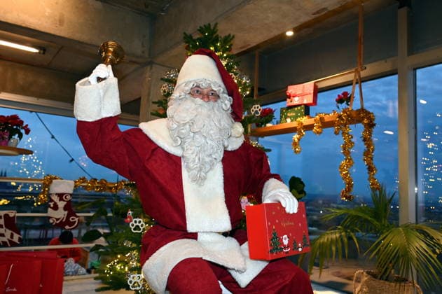 Santa Claus, presents, Christmas tree at the presentation of dog cookies alla Stefano Zarrella un Biscotto per Naturale in cooperation with the premium dog food manufacturer Animonda