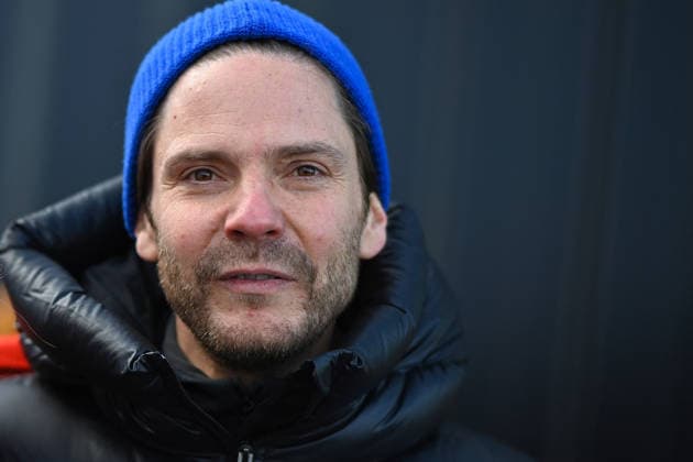 Les Arcs Film Festival - Day Five. FC LES ARCS, FRANCE - DECEMBER 17, Daniel Bruhl attends his tyrolienne, the zip line during Day five of Les Arcs Film Festival on December 17, 2025 in Les Arcs, France. Photo by Franck Castel ABACAPRESS.COM Les Arcs France  Copyright: xCastelxFranck ABACAx