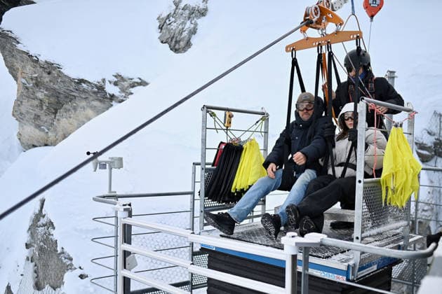Les Arcs Film Festival - Day Five. FC LES ARCS, FRANCE - DECEMBER 17, Vincent Munier attends his tyrolienne, the zip line during Day five of Les Arcs Film Festival on December 17, 2025 in Les Arcs, France. Photo by Franck Castel ABACAPRESS.COM Les Arcs France  Copyright: xCastelxFranck ABACAx