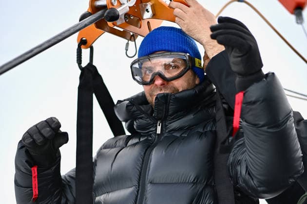 Les Arcs Film Festival - Day Five. FC LES ARCS, FRANCE - DECEMBER 17, Daniel Bruhl attends his tyrolienne, the zip line during Day five of Les Arcs Film Festival on December 17, 2025 in Les Arcs, France. Photo by Franck Castel ABACAPRESS.COM Les Arcs France  Copyright: xCastelxFranck ABACAx