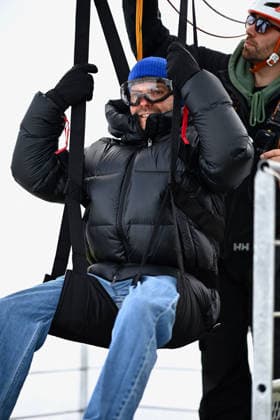 Les Arcs Film Festival - Day Five. FC LES ARCS, FRANCE - DECEMBER 17, Daniel Bruhl attends his tyrolienne, the zip line during Day five of Les Arcs Film Festival on December 17, 2025 in Les Arcs, France. Photo by Franck Castel ABACAPRESS.COM Les Arcs France  Copyright: xCastelxFranck ABACAx