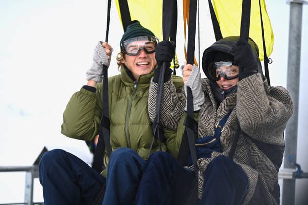 Les Arcs Film Festival - Day Five. FC LES ARCS, FRANCE - DECEMBER 17, Valerie Donzelli attends his tyrolienne, the zip line during Day five of Les Arcs Film Festival on December 17, 2025 in Les Arcs, France. Photo by Franck Castel ABACAPRESS.COM Les Arcs France  Copyright: xCastelxFranck ABACAx