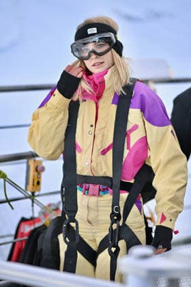 Les Arcs Film Festival - Day Five. FC LES ARCS, FRANCE - DECEMBER 17, Jeanne Goursaud attends his tyrolienne, the zip line during Day five of Les Arcs Film Festival on December 17, 2025 in Les Arcs, France. Photo by Franck Castel ABACAPRESS.COM Les Arcs France  Copyright: xCastelxFranck ABACAx