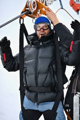 Les Arcs Film Festival - Day Five. FC LES ARCS, FRANCE - DECEMBER 17, Daniel Bruhl attends his tyrolienne, the zip line during Day five of Les Arcs Film Festival on December 17, 2025 in Les Arcs, France. Photo by Franck Castel ABACAPRESS.COM Les Arcs France  Copyright: xCastelxFranck ABACAx