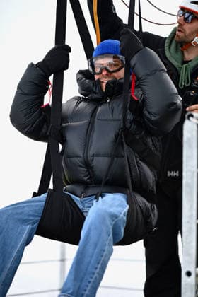 Les Arcs Film Festival - Day Five. FC LES ARCS, FRANCE - DECEMBER 17, Daniel Bruhl attends his tyrolienne, the zip line during Day five of Les Arcs Film Festival on December 17, 2025 in Les Arcs, France. Photo by Franck Castel ABACAPRESS.COM Les Arcs France  Copyright: xCastelxFranck ABACAx