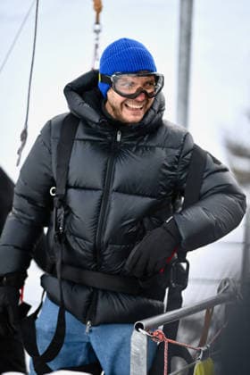 Les Arcs Film Festival - Day Five. FC LES ARCS, FRANCE - DECEMBER 17, Daniel Bruhl attends his tyrolienne, the zip line during Day five of Les Arcs Film Festival on December 17, 2025 in Les Arcs, France. Photo by Franck Castel ABACAPRESS.COM Les Arcs France  Copyright: xCastelxFranck ABACAx