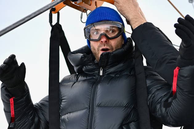 Entertainment Bilder des Tages Les Arcs Film Festival - Day Five. FC LES ARCS, FRANCE - DECEMBER 17, Daniel Bruhl attends his tyrolienne, the zip line during Day five of Les Arcs Film Festival on December 17, 2025 in Les Arcs, France. Photo by Franck Castel ABACAPRESS.COM Les Arcs France  Copyright: xCastelxFranck ABACAx