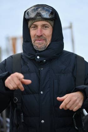 Les Arcs Film Festival - Day Five. FC LES ARCS, FRANCE - DECEMBER 17, Vincent Munier attends his tyrolienne, the zip line during Day five of Les Arcs Film Festival on December 17, 2025 in Les Arcs, France. Photo by Franck Castel ABACAPRESS.COM Les Arcs France  Copyright: xCastelxFranck ABACAx