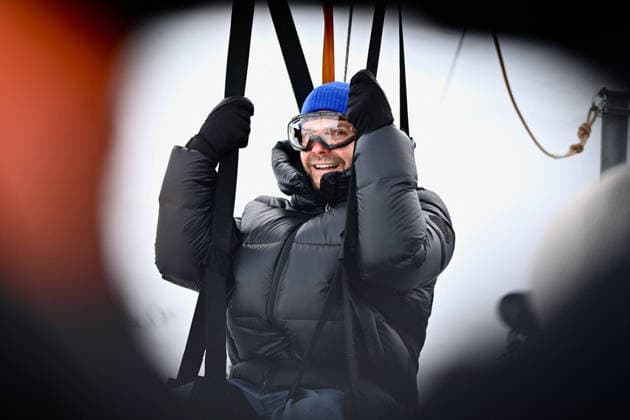 Les Arcs Film Festival - Day Five. FC LES ARCS, FRANCE - DECEMBER 17, Daniel Bruhl attends his tyrolienne, the zip line during Day five of Les Arcs Film Festival on December 17, 2025 in Les Arcs, France. Photo by Franck Castel ABACAPRESS.COM Les Arcs France  Copyright: xCastelxFranck ABACAx