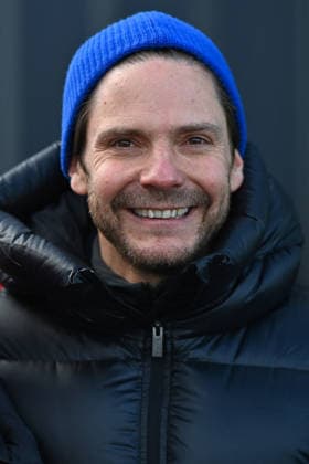 Les Arcs Film Festival - Day Five. FC LES ARCS, FRANCE - DECEMBER 17, Daniel Bruhl attends his tyrolienne, the zip line during Day five of Les Arcs Film Festival on December 17, 2025 in Les Arcs, France. Photo by Franck Castel ABACAPRESS.COM Les Arcs France  Copyright: xCastelxFranck ABACAx