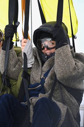 Les Arcs Film Festival - Day Five. FC LES ARCS, FRANCE - DECEMBER 17, Valerie Donzelli attends his tyrolienne, the zip line during Day five of Les Arcs Film Festival on December 17, 2025 in Les Arcs, France. Photo by Franck Castel ABACAPRESS.COM Les Arcs France  Copyright: xCastelxFranck ABACAx