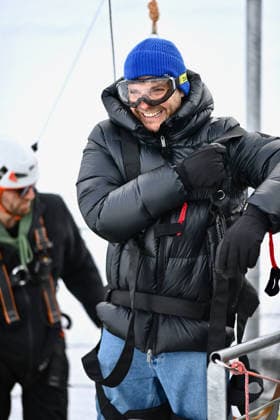 Les Arcs Film Festival - Day Five. FC LES ARCS, FRANCE - DECEMBER 17, Daniel Bruhl attends his tyrolienne, the zip line during Day five of Les Arcs Film Festival on December 17, 2025 in Les Arcs, France. Photo by Franck Castel ABACAPRESS.COM Les Arcs France  Copyright: xCastelxFranck ABACAx