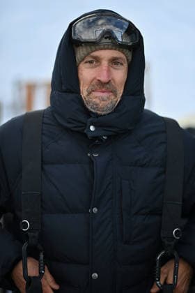 Les Arcs Film Festival - Day Five. FC LES ARCS, FRANCE - DECEMBER 17, Vincent Munier attends his tyrolienne, the zip line during Day five of Les Arcs Film Festival on December 17, 2025 in Les Arcs, France. Photo by Franck Castel ABACAPRESS.COM Les Arcs France  Copyright: xCastelxFranck ABACAx