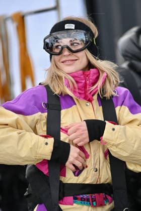 Les Arcs Film Festival - Day Five. FC LES ARCS, FRANCE - DECEMBER 17, Jeanne Goursaud attends his tyrolienne, the zip line during Day five of Les Arcs Film Festival on December 17, 2025 in Les Arcs, France. Photo by Franck Castel ABACAPRESS.COM Les Arcs France  Copyright: xCastelxFranck ABACAx