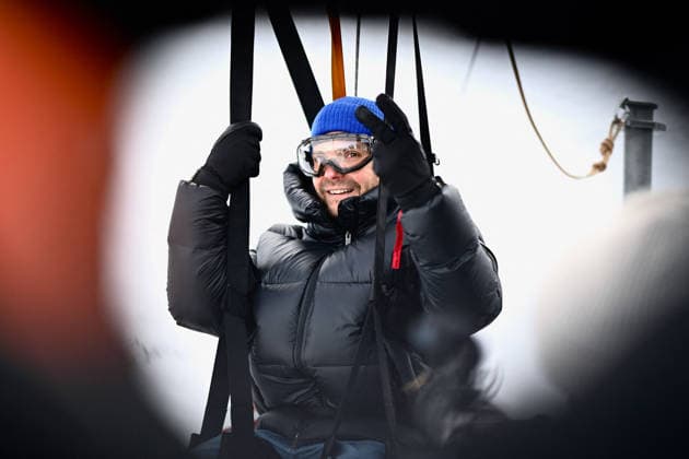 Les Arcs Film Festival - Day Five. FC LES ARCS, FRANCE - DECEMBER 17, Daniel Bruhl attends his tyrolienne, the zip line during Day five of Les Arcs Film Festival on December 17, 2025 in Les Arcs, France. Photo by Franck Castel ABACAPRESS.COM Les Arcs France  Copyright: xCastelxFranck ABACAx