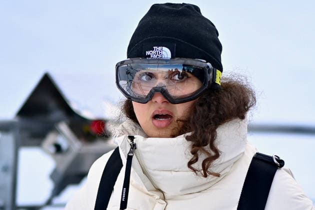 Les Arcs Film Festival - Day Five. FC LES ARCS, FRANCE - DECEMBER 17, Oulaya amamra attends his tyrolienne, the zip line during Day five of Les Arcs Film Festival on December 17, 2025 in Les Arcs, France. Photo by Franck Castel ABACAPRESS.COM Les Arcs France  Copyright: xCastelxFranck ABACAx