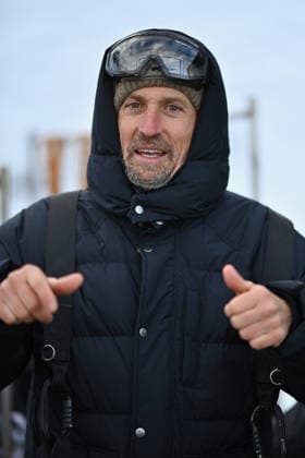 Les Arcs Film Festival - Day Five. FC LES ARCS, FRANCE - DECEMBER 17, Vincent Munier attends his tyrolienne, the zip line during Day five of Les Arcs Film Festival on December 17, 2025 in Les Arcs, France. Photo by Franck Castel ABACAPRESS.COM Les Arcs France  Copyright: xCastelxFranck ABACAx