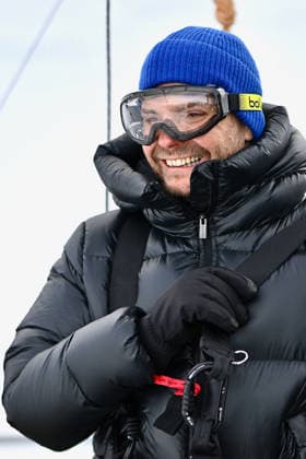 Les Arcs Film Festival - Day Five. FC LES ARCS, FRANCE - DECEMBER 17, Daniel Bruhl attends his tyrolienne, the zip line during Day five of Les Arcs Film Festival on December 17, 2025 in Les Arcs, France. Photo by Franck Castel ABACAPRESS.COM Les Arcs France  Copyright: xCastelxFranck ABACAx