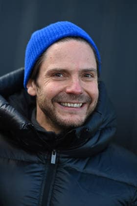 Les Arcs Film Festival - Day Five. FC LES ARCS, FRANCE - DECEMBER 17, Daniel Bruhl attends his tyrolienne, the zip line during Day five of Les Arcs Film Festival on December 17, 2025 in Les Arcs, France. Photo by Franck Castel ABACAPRESS.COM Les Arcs France  Copyright: xCastelxFranck ABACAx