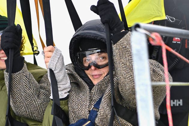 Les Arcs Film Festival - Day Five. FC LES ARCS, FRANCE - DECEMBER 17, Valerie Donzelli attends his tyrolienne, the zip line during Day five of Les Arcs Film Festival on December 17, 2025 in Les Arcs, France. Photo by Franck Castel ABACAPRESS.COM Les Arcs France  Copyright: xCastelxFranck ABACAx