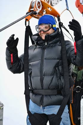 Les Arcs Film Festival - Day Five. FC LES ARCS, FRANCE - DECEMBER 17, Daniel Bruhl attends his tyrolienne, the zip line during Day five of Les Arcs Film Festival on December 17, 2025 in Les Arcs, France. Photo by Franck Castel ABACAPRESS.COM Les Arcs France  Copyright: xCastelxFranck ABACAx