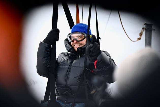Les Arcs Film Festival - Day Five. FC LES ARCS, FRANCE - DECEMBER 17, Daniel Bruhl attends his tyrolienne, the zip line during Day five of Les Arcs Film Festival on December 17, 2025 in Les Arcs, France. Photo by Franck Castel ABACAPRESS.COM Les Arcs France  Copyright: xCastelxFranck ABACAx