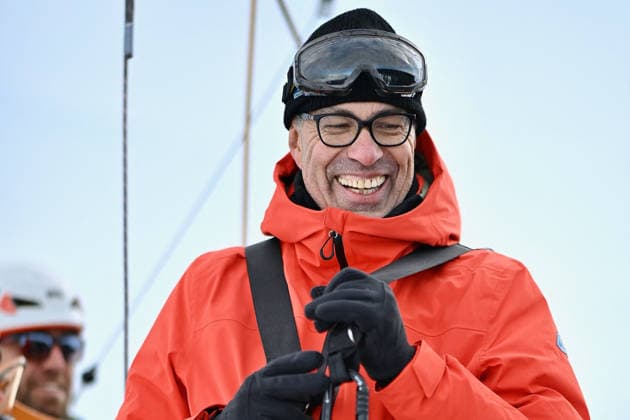 Les Arcs Film Festival - Day Five. FC LES ARCS, FRANCE - DECEMBER 17, Dominik Moll attends his tyrolienne, the zip line during Day five of Les Arcs Film Festival on December 17, 2025 in Les Arcs, France. Photo by Franck Castel ABACAPRESS.COM Les Arcs France  Copyright: xCastelxFranck ABACAx