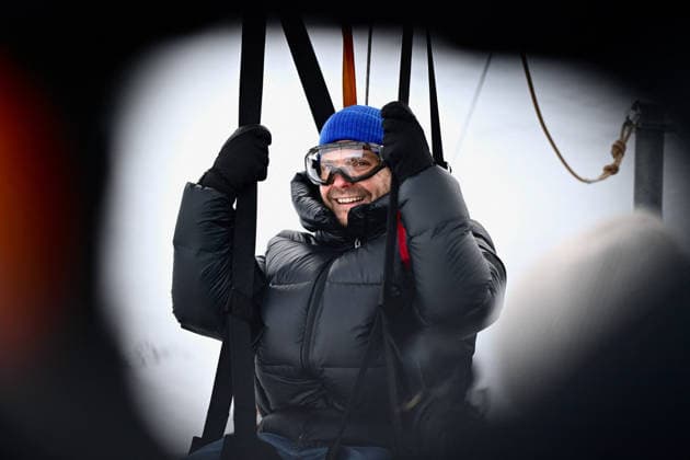Les Arcs Film Festival - Day Five. FC LES ARCS, FRANCE - DECEMBER 17, Daniel Bruhl attends his tyrolienne, the zip line during Day five of Les Arcs Film Festival on December 17, 2025 in Les Arcs, France. Photo by Franck Castel ABACAPRESS.COM Les Arcs France  Copyright: xCastelxFranck ABACAx