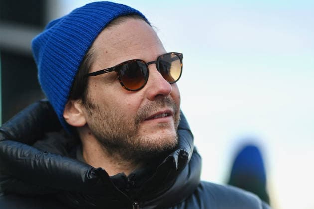 Les Arcs Film Festival - Day Five. FC LES ARCS, FRANCE - DECEMBER 17, Daniel Bruhl attends his tyrolienne, the zip line during Day five of Les Arcs Film Festival on December 17, 2025 in Les Arcs, France. Photo by Franck Castel ABACAPRESS.COM Les Arcs France  Copyright: xCastelxFranck ABACAx