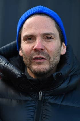 Les Arcs Film Festival - Day Five. FC LES ARCS, FRANCE - DECEMBER 17, Daniel Bruhl attends his tyrolienne, the zip line during Day five of Les Arcs Film Festival on December 17, 2025 in Les Arcs, France. Photo by Franck Castel ABACAPRESS.COM Les Arcs France  Copyright: xCastelxFranck ABACAx