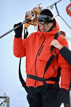 Les Arcs Film Festival - Day Five. FC LES ARCS, FRANCE - DECEMBER 17, Dominik Moll attends his tyrolienne, the zip line during Day five of Les Arcs Film Festival on December 17, 2025 in Les Arcs, France. Photo by Franck Castel ABACAPRESS.COM Les Arcs France  Copyright: xCastelxFranck ABACAx