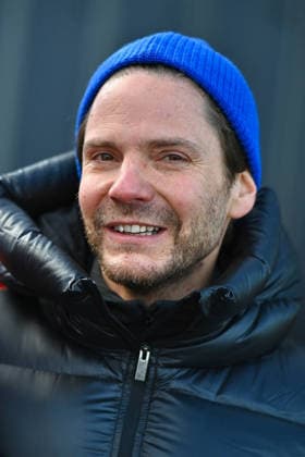 Les Arcs Film Festival - Day Five. FC LES ARCS, FRANCE - DECEMBER 17, Daniel Bruhl attends his tyrolienne, the zip line during Day five of Les Arcs Film Festival on December 17, 2025 in Les Arcs, France. Photo by Franck Castel ABACAPRESS.COM Les Arcs France  Copyright: xCastelxFranck ABACAx