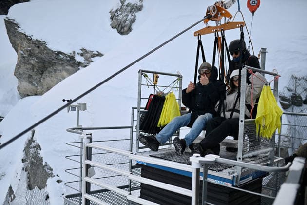 Les Arcs Film Festival - Day Five. FC LES ARCS, FRANCE - DECEMBER 17, Vincent Munier attends his tyrolienne, the zip line during Day five of Les Arcs Film Festival on December 17, 2025 in Les Arcs, France. Photo by Franck Castel ABACAPRESS.COM Les Arcs France  Copyright: xCastelxFranck ABACAx