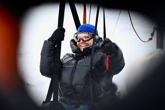 Les Arcs Film Festival - Day Five. FC LES ARCS, FRANCE - DECEMBER 17, Daniel Bruhl attends his tyrolienne, the zip line during Day five of Les Arcs Film Festival on December 17, 2025 in Les Arcs, France. Photo by Franck Castel ABACAPRESS.COM Les Arcs France  Copyright: xCastelxFranck ABACAx