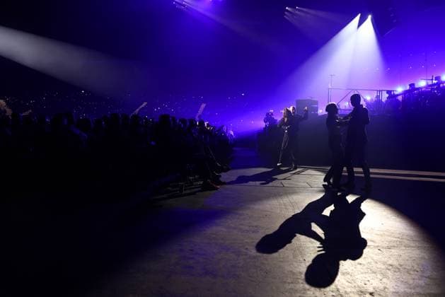 Night of the Proms Erfurt 16 12 2025, Erfurt, Messehalle, Night of the Proms Classical meets pop with musical accompaniment by the Antwerp Philharmonic Orchestra under the direction of conductor Alexandra Arrieche, great artists perform and inspire the audience in the picture there is dancing to classical music, the light casts long shadows