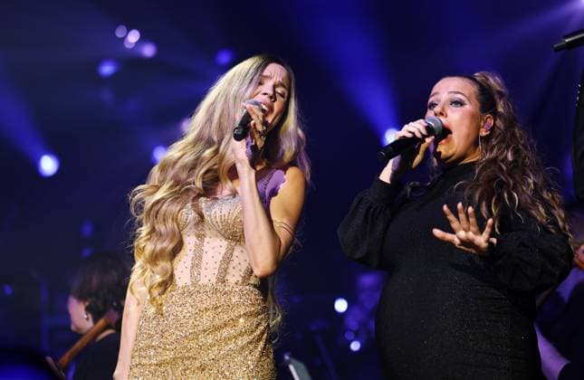 Night of the Proms Erfurt 16 12 2025, Erfurt, Messehalle, Night of the Proms Classical meets pop with musical accompaniment by the Antwerp Philharmonic Orchestra under the direction of conductor Alexandra Arrieche, great artists perform and inspire the audience in the picture Soul Pop singer Joss Stone bourgeois Joscelyn Eve Stoker and Michelle Oudeman
