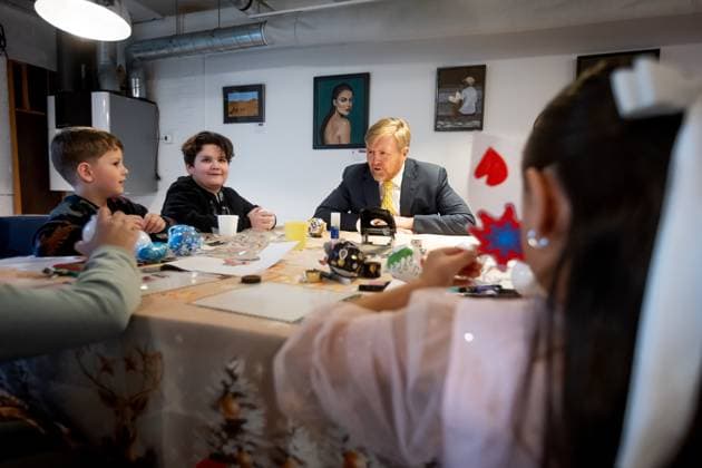 ROTTERDAM - King Willem-Alexander visits the Sterrenhub community center during a working visit to the Prins Alexander district. The visit focuses on the contribution of residents, volunteers, and professionals to the neighborhood s quality of life, talent development, and social cohesion. ANP IRIS VAN DEN BROEK netherlands out - belgium out  Copyright: xx x545130716x originalFilename: 545130716.jpg