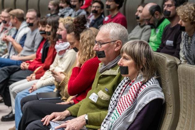 News Bilder des Tages Spectators, with their mouths covered by black tape to protest, are pictured during a plenary session of the Flemish Parliament in Brussels, Wednesday 17 December 2025. The budget is on the agenda today.  JONASxROOSENS 149563403