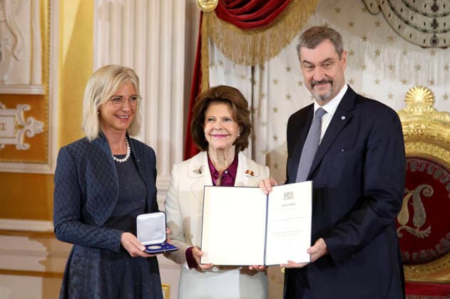 News Bilder des Tages Ulrike Scharf, Königin Silvia von Schweden und Markus Söder bei der Verleihung der Bayerischen Staatsmedaille für soziale Verdienste an Königin Silvia von Schweden in der Residenz. München, 17.12.2025 *** Ulrike Scharf, Queen Silvia of Sweden and Markus Söder at the presentation of the Bavarian State Medal for Social Merit to Queen Silvia of Sweden at the Munich Residence, 17 12 2025 Foto:xAgenturxWehnertx xGränzdörferx xFuturexImagex silvia_5214