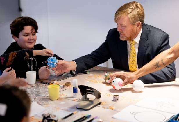 ROTTERDAM - King Willem-Alexander visits the Sterrenhub community center during a working visit to the Prins Alexander district. The visit focuses on the contribution of residents, volunteers, and professionals to the neighborhood s quality of life, talent development, and social cohesion. ANP IRIS VAN DEN BROEK netherlands out - belgium out  Copyright: xx x545135553x originalFilename: 545135553.jpg