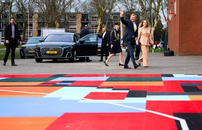 ROTTERDAM - King Willem-Alexander and Rotterdam Mayor Carola Schouten visited the Thorbecke Talent School during a working visit to the Prins Alexander district. The visit focused on the contribution of residents, volunteers, and professionals to the neighborhood s quality of life, talent development, and social cohesion. ANP IRIS VAN DEN BROEK netherlands out - belgium out  Copyright: xx x545137352x originalFilename: 545137352.jpg