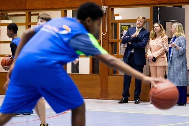ROTTERDAM - King Willem-Alexander and Rotterdam Mayor Carola Schouten visited the Thorbecke Talent School during a working visit to the Prins Alexander district. The visit focused on the contribution of residents, volunteers, and professionals to the neighborhood s quality of life, talent development, and social cohesion. ANP IRIS VAN DEN BROEK netherlands out - belgium out  Copyright: xx x545137462x originalFilename: 545137462.jpg