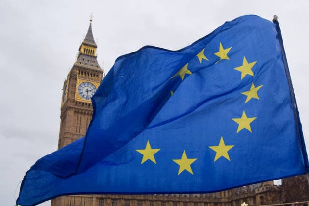 News Bilder des Tages December 17, 2025, London, England, United Kingdom: An EU flag flies opposite the Parliament during the weekly pro-EU and anti-Brexit protest in Parliament Square. The government has announced that the UK will rejoin the European Union s Erasmus student exchange programme as the UK seeks closer ties with the EU. London United Kingdom - ZUMAv130 20251217_zip_v130_052 Copyright: xVukxValcicx