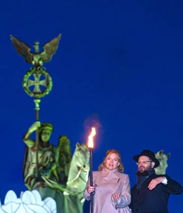 News Bilder des Tages Lichterzünden und Fackel Klöckner 17.12.2025, Germany, Berlin, Brandenburger Tor, Jüdisches Chanukka Fest Lichterzünden mit einer Fackel, Bundestagspräsidentin Julia Klöckner und Berlin Reg. Bürgermeister Kai Wegner, sowie der Rabi von Berlin Yehuda Teichtal, Â Berlin Berlin Germany *** Lighting of lights and torch Klöckner 17 12 2025, Germany, Berlin, Brandenburg Gate, Jewish Hanukkah Festival Lighting of lights with a torch, Bundestag President Julia Klöckner and Berlin Reg Mayor Kai Wegner, as well as the Rabi of Berlin Yehuda Teichtal, Â Berlin Berlin Germany