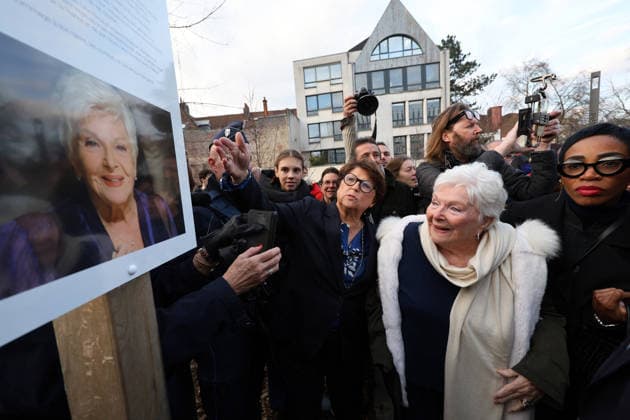 Line Renaud, 97, inaugurated a public garden bearing her name in Lille, France, on Wednesday, December 17, 2025 Claude Dubourg Bestimage French singer, revue leader and actress Line Renaud, 97, inaugurated a public garden bearing her name in Lille, France, on Wednesday, December 17, 2025 Lille France  Copyright: xClaudexDubourgx xBestimagexClaudexDubourgx xBestimagex