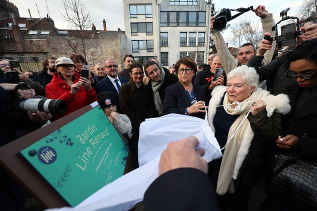 Line Renaud, 97, inaugurated a public garden bearing her name in Lille, France, on Wednesday, December 17, 2025 Claude Dubourg Bestimage French singer, revue leader and actress Line Renaud, 97, inaugurated a public garden bearing her name in Lille, France, on Wednesday, December 17, 2025 Lille France  Copyright: xClaudexDubourgx xBestimagexClaudexDubourgx xBestimagex