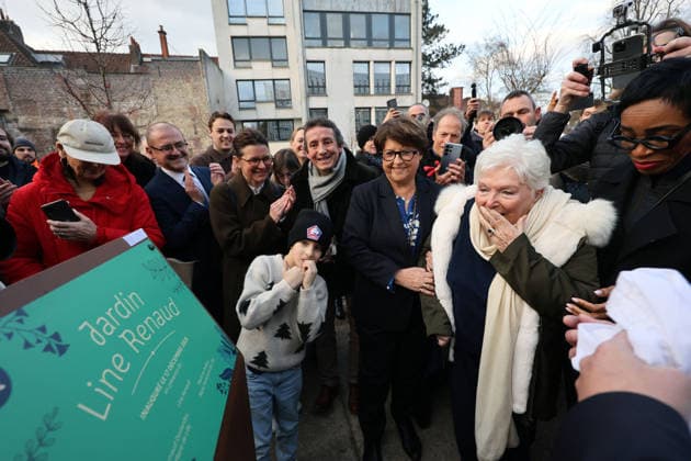 Line Renaud, 97, inaugurated a public garden bearing her name in Lille, France, on Wednesday, December 17, 2025 Claude Dubourg Bestimage French singer, revue leader and actress Line Renaud, 97, inaugurated a public garden bearing her name in Lille, France, on Wednesday, December 17, 2025 Lille France  Copyright: xClaudexDubourgx xBestimagexClaudexDubourgx xBestimagex