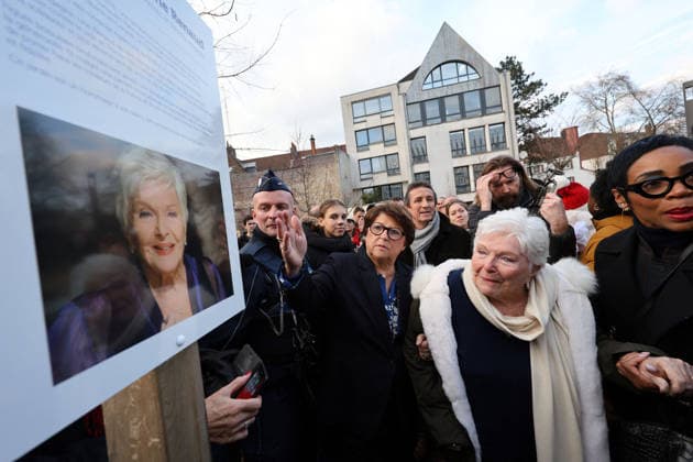 Line Renaud, 97, inaugurated a public garden bearing her name in Lille, France, on Wednesday, December 17, 2025 Claude Dubourg Bestimage French singer, revue leader and actress Line Renaud, 97, inaugurated a public garden bearing her name in Lille, France, on Wednesday, December 17, 2025 Lille France  Copyright: xClaudexDubourgx xBestimagexClaudexDubourgx xBestimagex